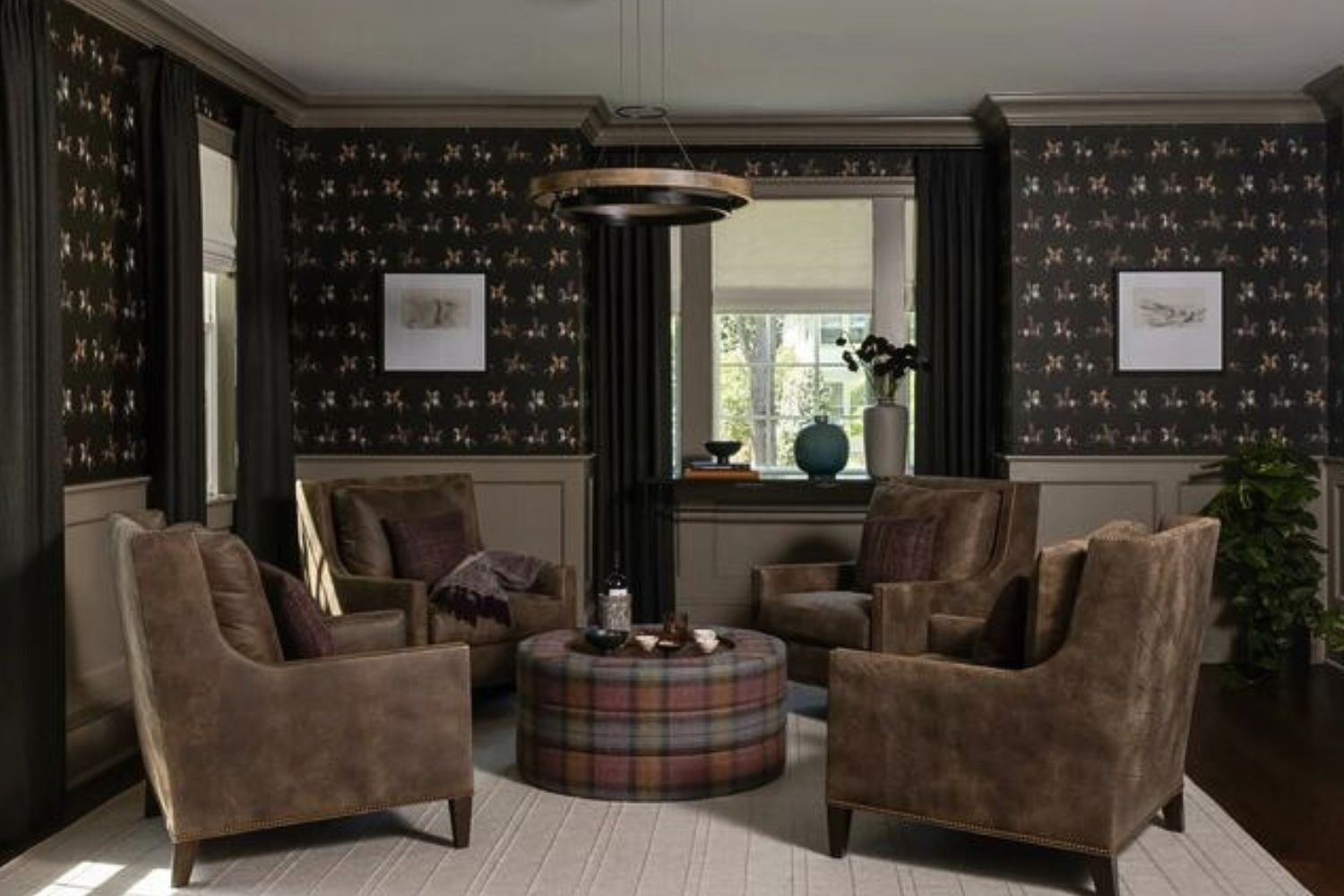 Dark interior with black wallpaper by Milola Design