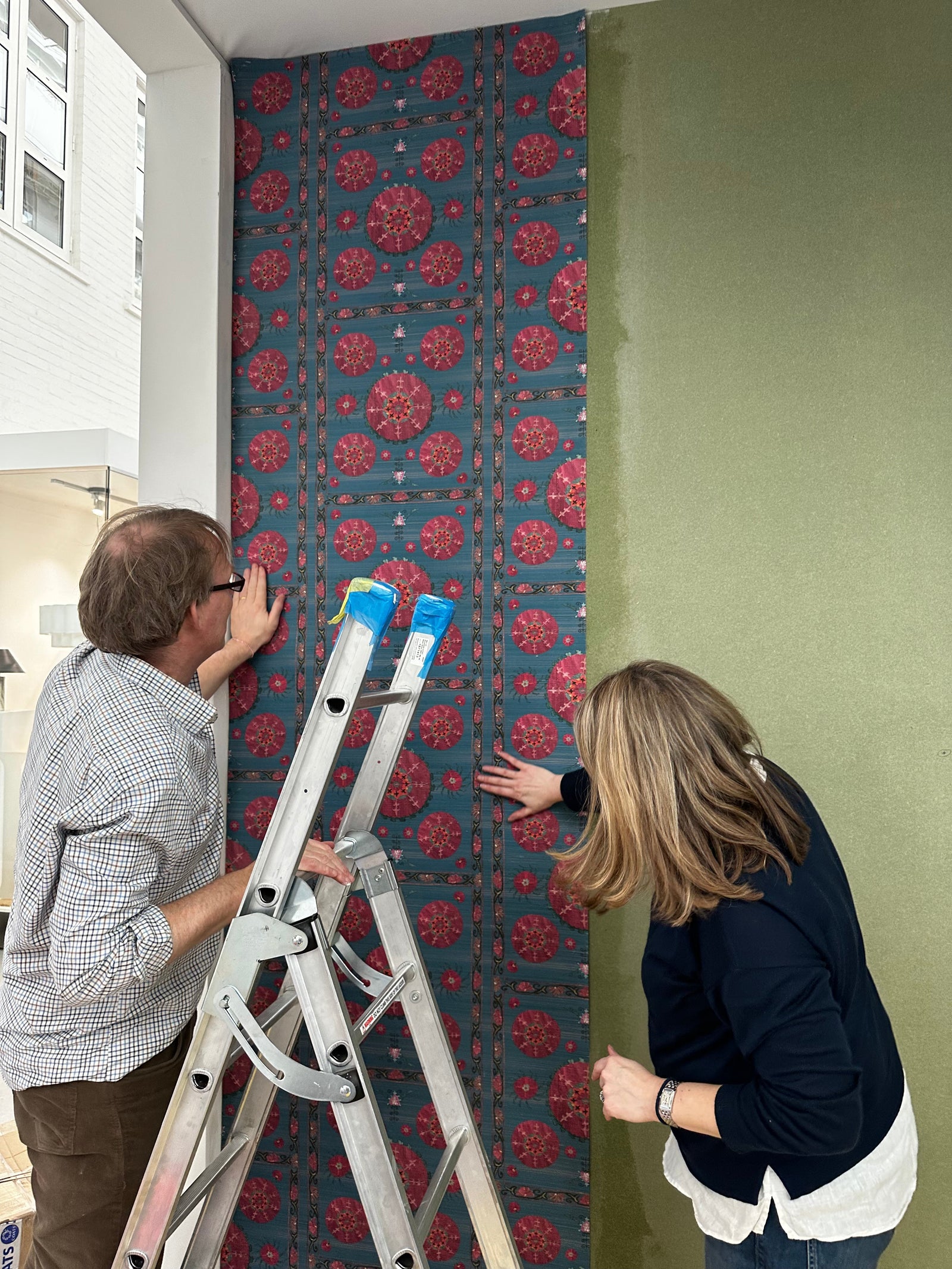 How to hang paste the wall wallpaper