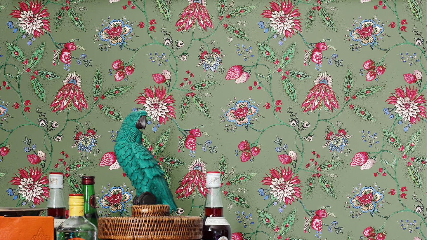 Green wallpaper in emerald green in a kitchen diner